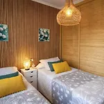 Penthouse With Private Hot Tub ,2 Bedrooms, Walk To *