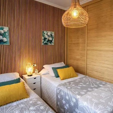 Penthouse With Private Hot Tub ,2 Bedrooms, Walk To *