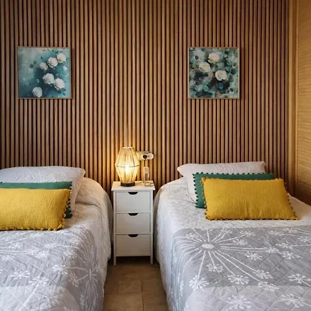 Penthouse With Private Hot Tub ,2 Bedrooms, Walk To Appartamento