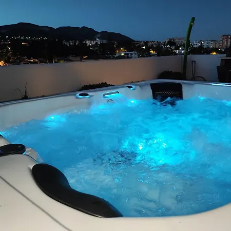 Apartment Isla De 1, Jacuzzi, 80m From The Sea, Ac, Bbq, Private Parking, Big Terrace Benalmadena